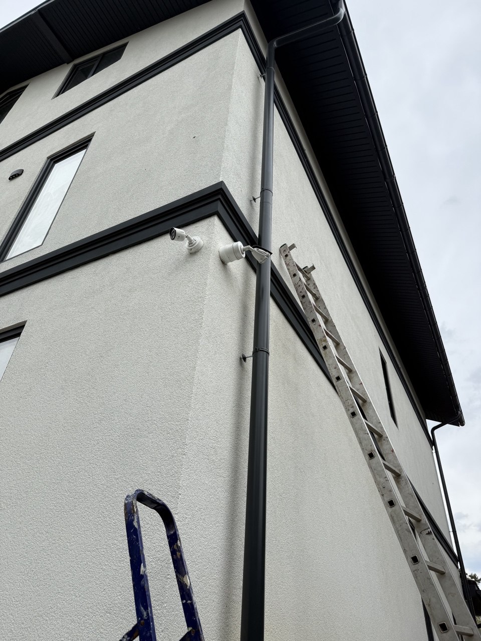 Каменный жилой дом — камера на штукатурном фасаде